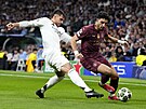 Raul Asencio z Realu (vlevo) bojuje o mí� s Omarem Marmoushem z Manchesteru...