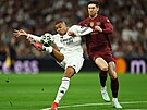 Kylian Mbappé se nap�ahuje ke st�ele, kterou p�ekonává manchesterského branká�e...