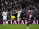 Kylian Mbappé slaví s fanou�ky Realu gól proti City.