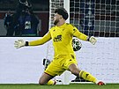 Branká� Gregoire Coudert se marn� otá�í za mí�em, který do brány Brestu vyslal...