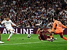 Úto�ník Realu Kylian Mbappé posílá do brány Manchesteru City druhou st�elu.