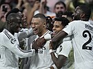 Hrá�i Realu Madrid slaví druhý gól Kyliana Mbappého v utkání se City.