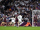 Zatímco hrá�i City je�t� smutn� sledují mí� ve své brán�, Kylian Mbappé (9) u�...