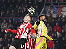 Letecký souboj o mí� vyhrává Jerdy Schouten z PSV nad Westonem McKennienem z...