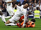 Kylian Mbappé se po kontaktu s branká�em Edersonem hroutí k zemi.