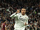 Kylian Mbappé slaví gólový hattrick v utkání se City.
