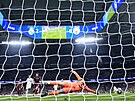 Branká� Ederson se marn� vrhá po mí�i, který do brány City vyslal Kylian Mbappé.