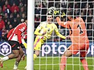 Eindhovenský branká� Walter Benitez jist� zpracovává hlavi�ku obránce Juventusu...