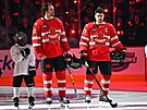 Mark Stone a Sidney Crosby bhem kanadské hymny ped zápasem proti védsku.
