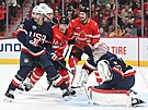 Americký branká Connor Hellebuyck si hledá letící puk v utkání s Kanadou.