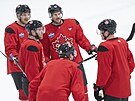 Kanadtí hokejisté v rozhovoru bhem tréninku ped Four Nations.