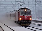 Zima na �eleznici. Tento rychlík práv� p�ijí�dí do stanice Nové Mesto nad Váhom.