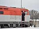 �eleznice je hlavn� o lidech srdca�ích. Na snímku je strojvedoucí z Bardotky...