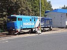 Bardotka 749 262-2 stojí ve stá�írn� Mattoni v Kyselce. Vyfoceno 9. zá�í 2023.