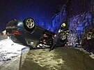 Hasi�i v Jarom��ic�ch na Svitavsku vypro��ovali z p�evr�cen�ho auta na st�e�e...