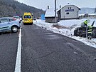 U Linhartic do�lo k nehod� dvou aut. Jedno skon�ilo mimo silnici na boku. (14....