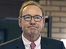 Kevin Spacey odchází od soudu v Londýn�, který ho v den jeho 64. narozenin...