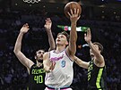 Pelle Larsson (9) z Miami Heat zakonuje na ko Boston Celtics, brání ho Luke...