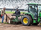 Na malovickm stadionu zaala pokldka novho trvnku dovezenho z...