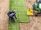 Na malovickm stadionu zaala pokldka novho trvnku dovezenho z...