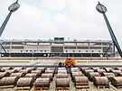 Na malovickm stadionu zaala pokldka novho trvnku dovezenho z Nizozemska.