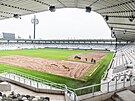 Na malovickm stadionu zaala pokldka novho trvnku dovezenho z...