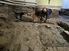 Archeolog Jan Tajer odhaluje nov� skute�nosti o historii sokolovsk�ho z�mku....