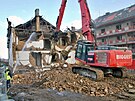 Za�ala demolice t�� objekt� v Jate�n� ulici v Plzni, kter� byly nechvaln�...