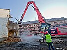 Za�ala demolice t�� objekt� v Jate�n� ulici v Plzni, kter� byly nechvaln�...
