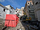 Specializovan� firma za�ala vykl�zet b�val� pavla�ov� d�m v Jate�n� ulici v...