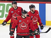 Sidney Crosby (vp�edu), Connor McDavid (vpravo) a Nathan MacKinnon na tréninku...