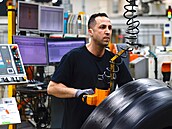 Zam�stnanec v továrn� spole�nosti Continental AG v n�meckém Hannoveru (17....