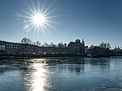 Zamrzlá �eka Labe v centru Hradce Králové (19. února 2025)