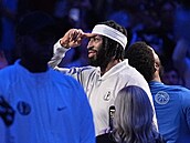 Anthony Davis si u�ívá uvítání fanou�ky Dallas Mavericks.