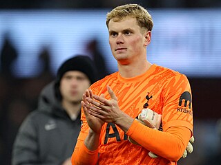 Antonín Kinský, eský branká Tottenhamu, po vyazení z Anglického poháru.