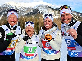 Vít�zslav Hornig, Tereza Voborníková, Jessica Jislová a Michal Kr�má� ukazují...
