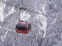 P�i hledání panoramatických výzev lanovku Peak2Peak nep�ehlédn�te. Na sice jen...