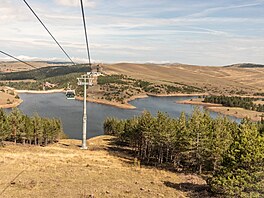 Ze srbského Zlatiboru je to na zasn�ené svahy Torniku dev�t kilometr�. Tu...