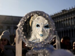 Rudé zóny se nacházejí v okolí �elezni�ního i autobusového nádra�í, mostu...