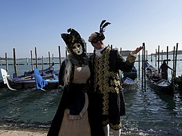 Policisté budou také sm�t regulovat pohyb chodc� na p�epln�ných místech.