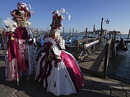Do Benátek na karneval vyrá�í také um�lci ze v�ech kout� sv�ta.