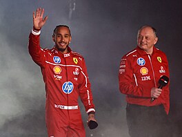 Britský pilot Lewis Hamilton zdraví fanou�ky v londýnské O2 aren�. Do ní...