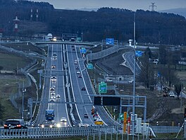 Motoristé se dnes dokali otevení dalího úseku dálnice D4 mezi Píbramí a...