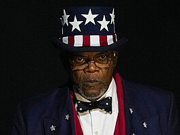 Herec Samuel L. Jackson ztvárnil v poloasovém programu Super Bowlu populárního...