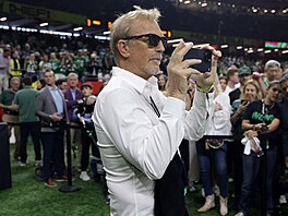Herec Kevin Costner si fotí hrací prostor, na kterém probhne Super Bowl.