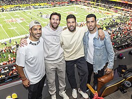 Lionel Messi (druhý zleva) dorazil na Super Bowl se spoluhrái z Interu Miami...