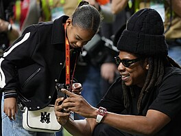 Raper Jay-Z ukazuje dcei, jaký poídil snímek ped Super Bowlem.
