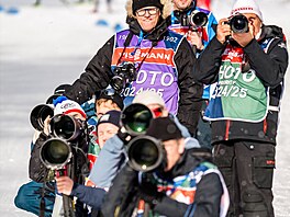 Takhle vypadá jedno z míst na stadionu urené fotografm. Kadý chce mít...