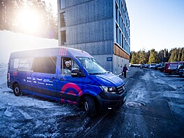 eský tým vyráí na stadion. Z ubytování je to do Roland Areny jen necelých...