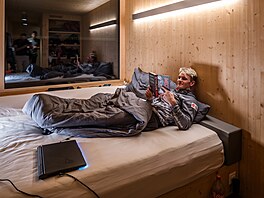 Tomá Mikyska na pokoji v Lenzerheide s knihou Marca Priestleyho.